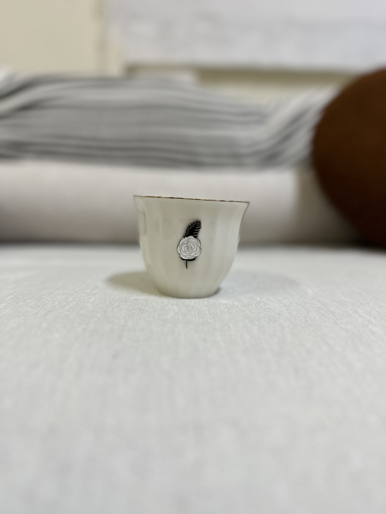 مدخن بشعار وردة حديدي