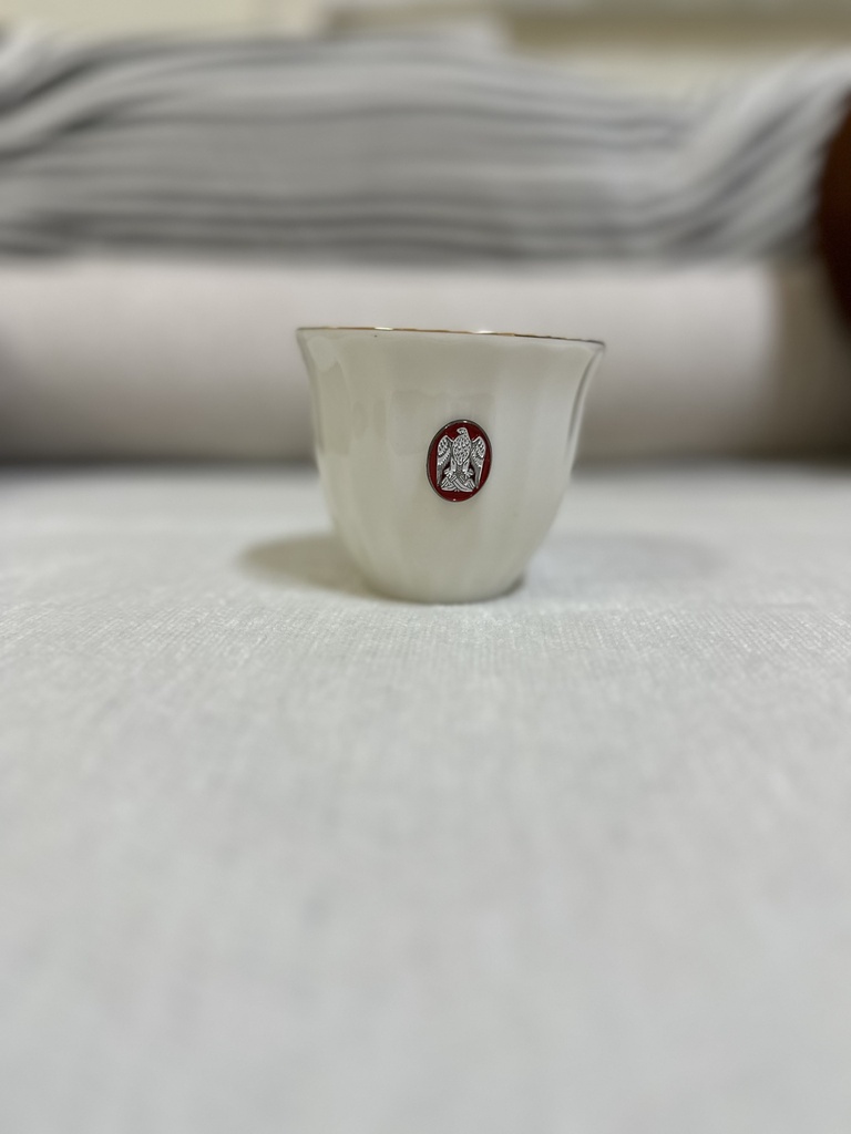 مدخن ابيض بشعار حديدي