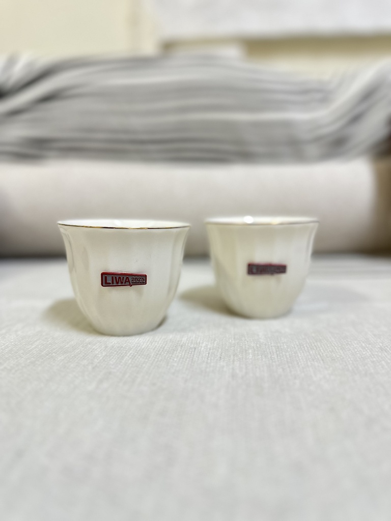 مدخن و كوب ابيض بشعار حديدي