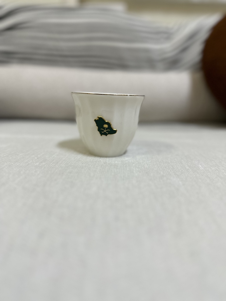 مدخن ابيض بشعار حديدي