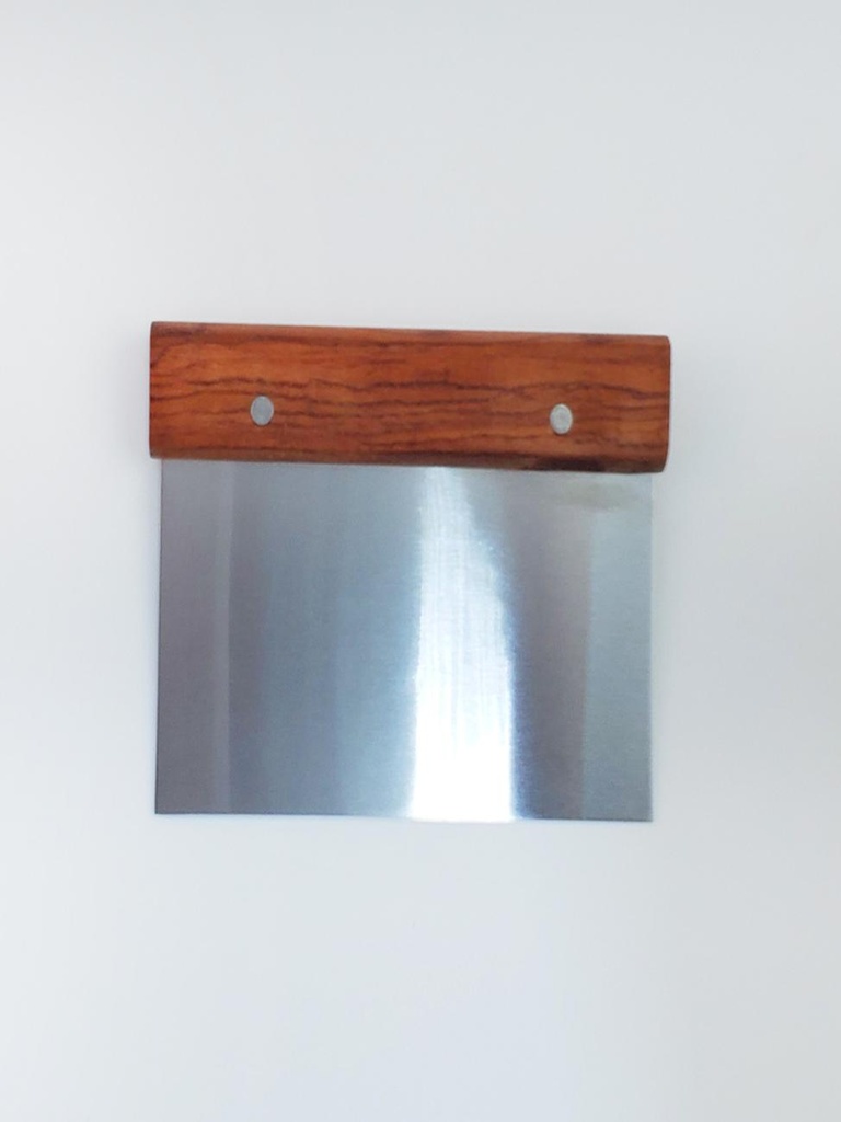 مكشطة وقطاعة عجين من الاستانلس ستيل بمقبض خشبي