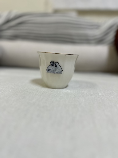 مدخن ابيض بشعار حديدي