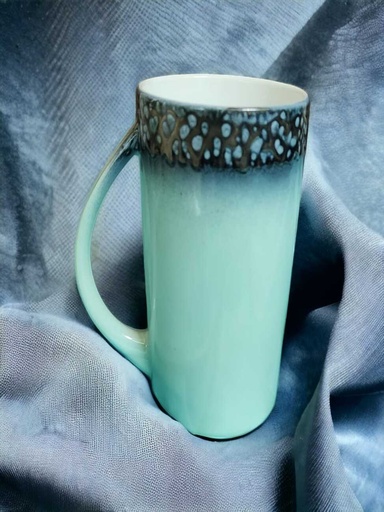 A luxurious porcelain cup