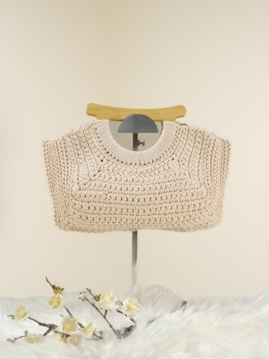 حقيبة بيج مع مقبض خشبي على شكل حرف D