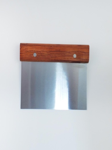 مكشطة وقطاعة عجين من الاستانلس ستيل بمقبض خشبي